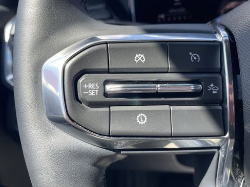 Used 2024 GMC Acadia Elevation w/ Luxury Package image 9