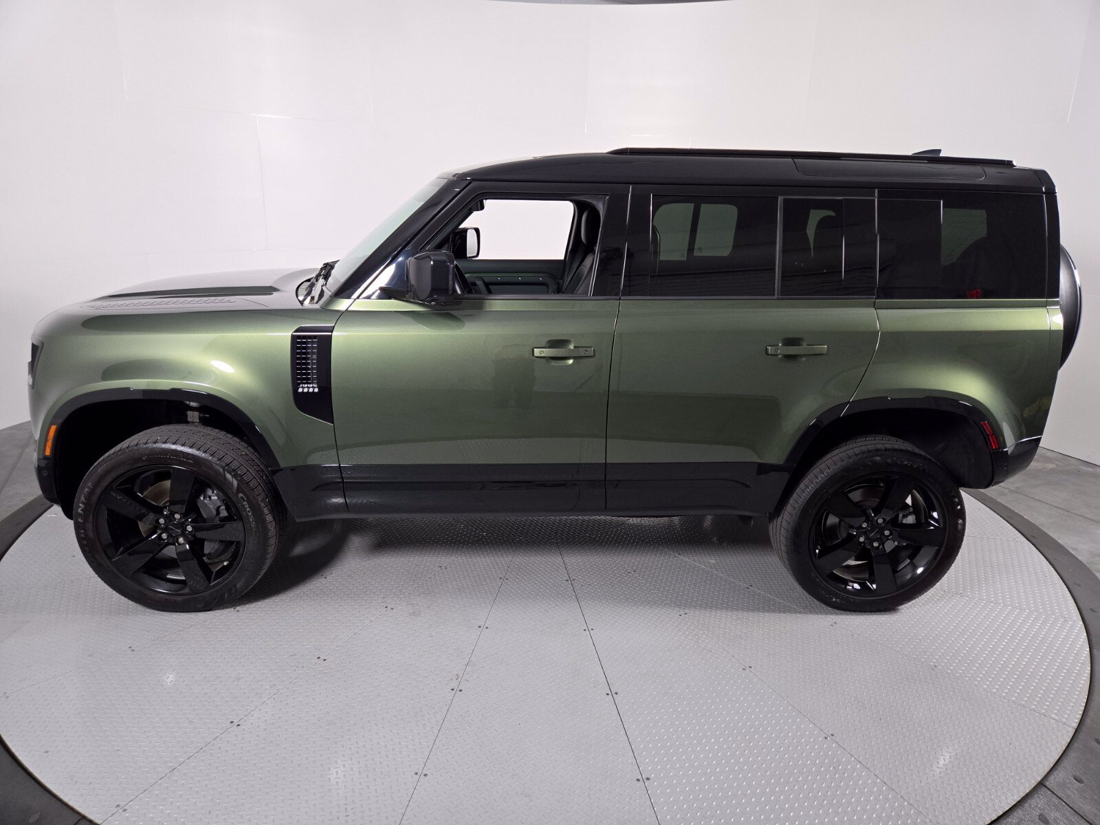 Used 2026 Land Rover Defender 110 X-Dynamic SE AWD/4WD image 33
