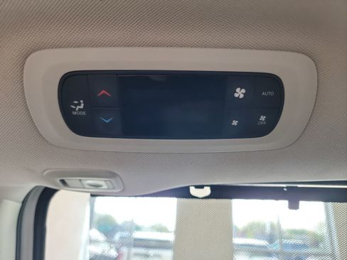Used 2020 Chrysler Pacifica Limited FWD image 30