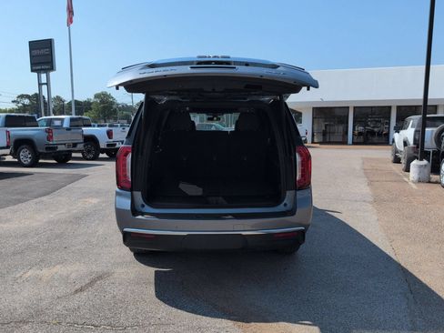 Used 2022 GMC Yukon XL SLT w/ SLT Premium Package AWD/4WD image 4