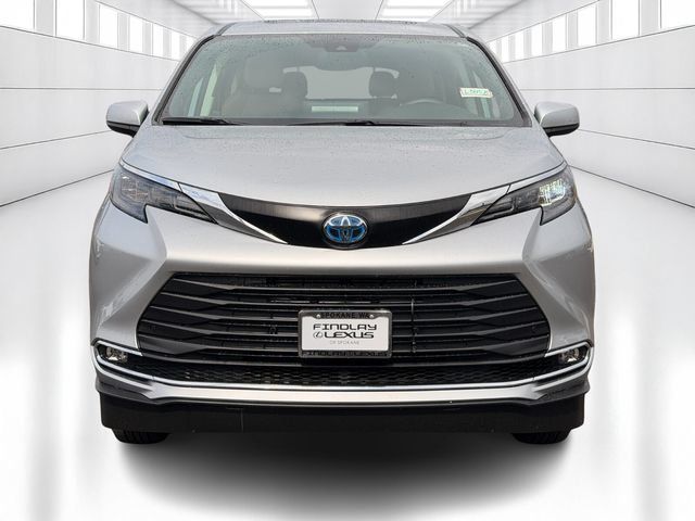 Used 2024 Toyota Sienna XLE w/ XLE Plus Package AWD/4WD image 2