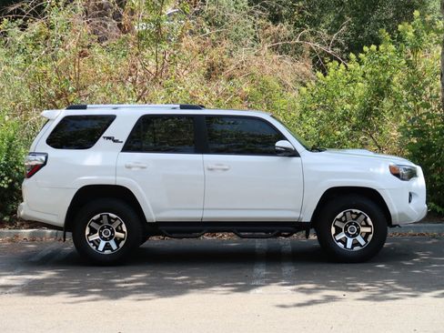 Used 2017 Toyota 4Runner TRD Off-Road Premium AWD/4WD image 9