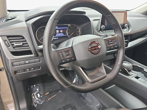 Used 2025 Nissan Rogue SV AWD/4WD image 13