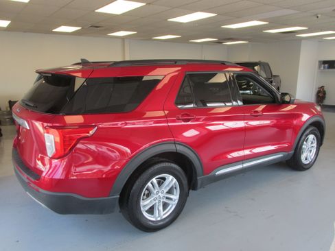 Certified 2022 Ford Explorer XLT w/ Equipment Group 202A image 4