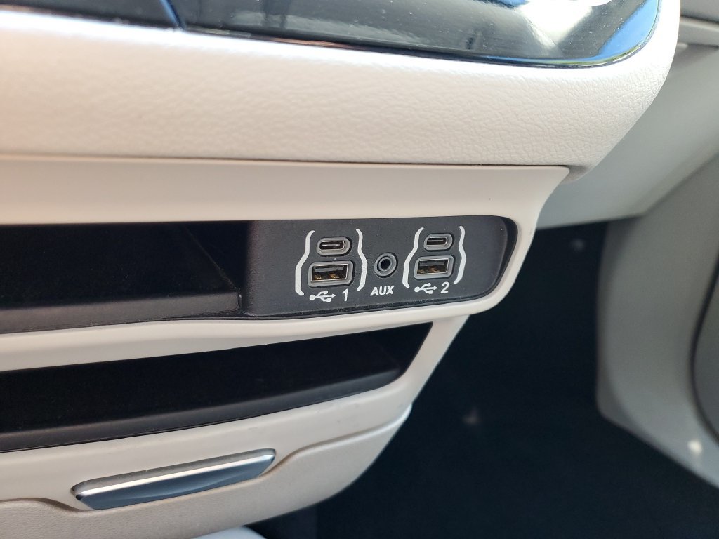 Used 2023 Chrysler Pacifica Touring-L FWD image 23