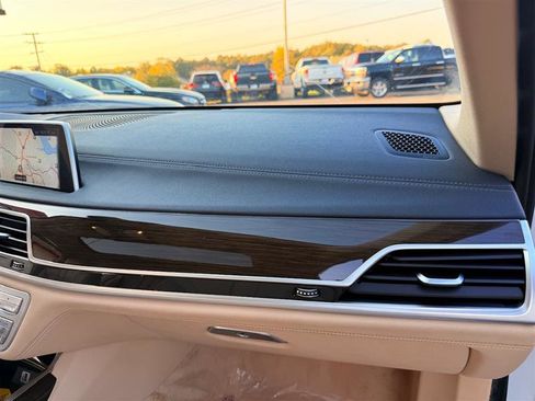 Used 2016 BMW 740i image 19