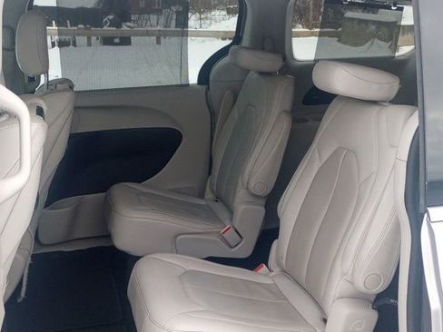 Used 2018 Chrysler Pacifica Touring-L Plus w/ Tire & Wheel Group image 16