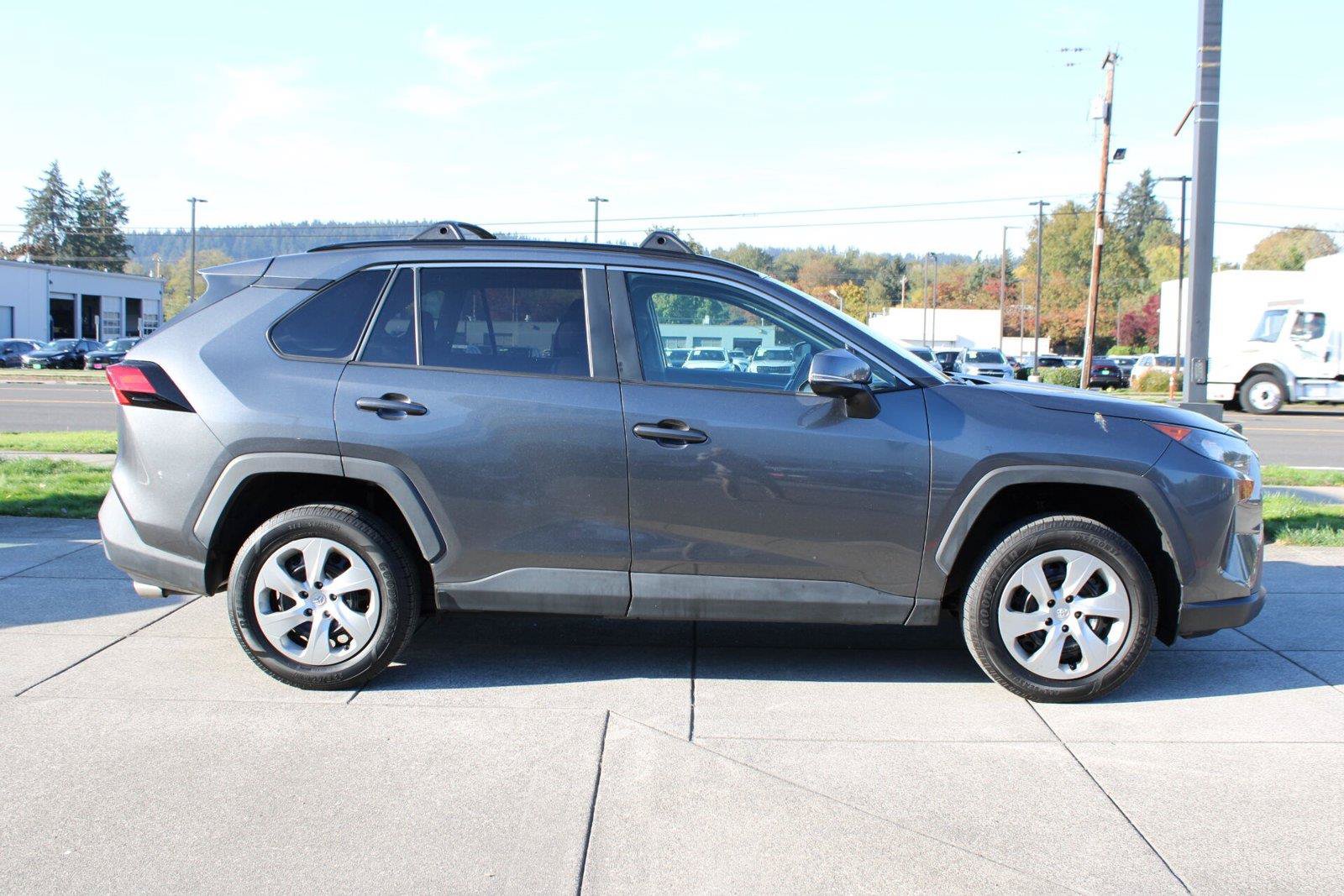 Used 2021 Toyota RAV4 LE AWD/4WD image 6
