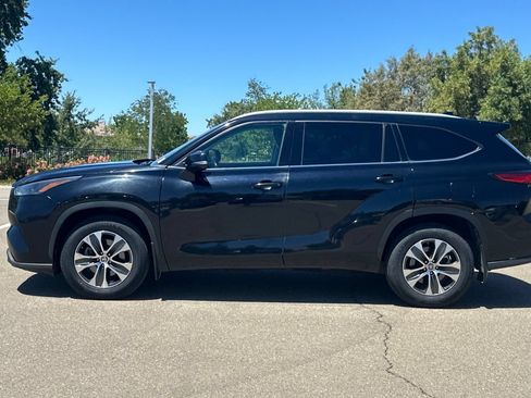 Used 2022 Toyota Highlander XLE AWD/4WD image 7