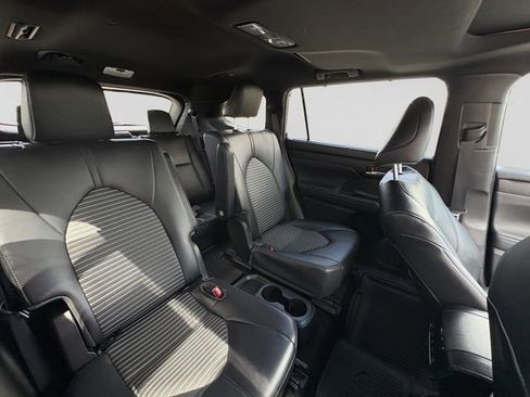 Used 2023 Toyota Highlander XSE FWD image 30