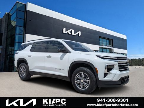 Used 2025 Chevrolet Traverse LT FWD image 1