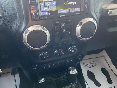 Used 2017 Jeep Wrangler Unlimited Rubicon w/ Cold Weather Group AWD/4WD image 17