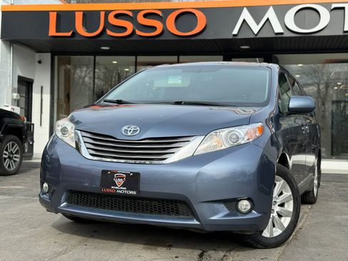 Used 2015 Toyota Sienna XLE w/ XLE Navigation Package image 1