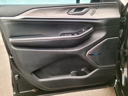 Used 2021 Jeep Grand Cherokee L Overland w/ Advanced Protech Group III image 8