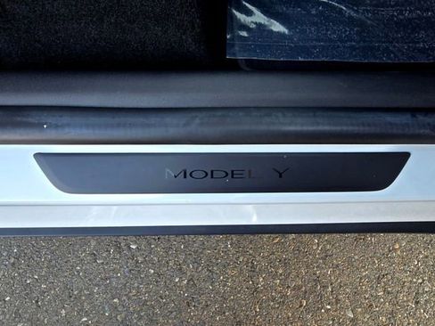Used 2021 Tesla Model Y Long Range image 17