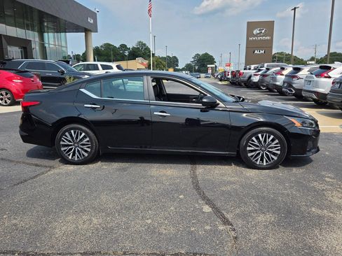 Used 2025 Nissan Altima 2.5 SV FWD image 14