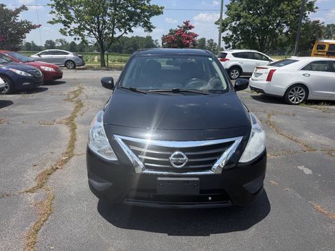 Used 2016 Nissan Versa SV FWD image 2