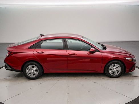 Used 2025 Hyundai Elantra SE image 3