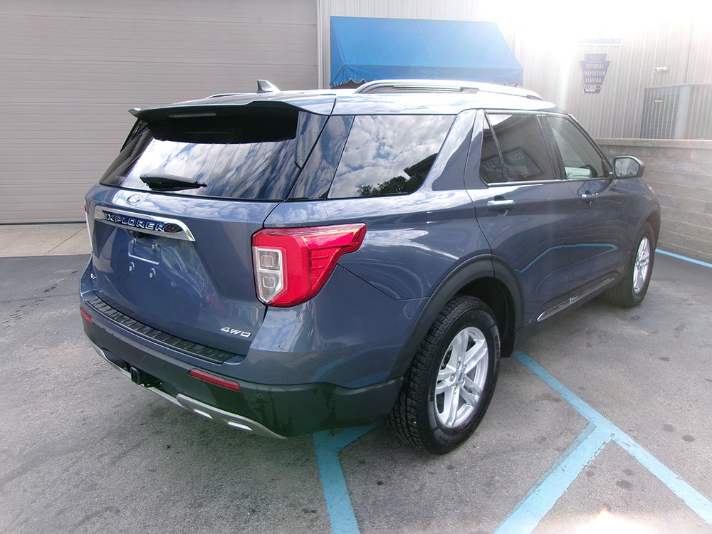 Used 2021 Ford Explorer XLT w/ Equipment Group 202A AWD/4WD image 5