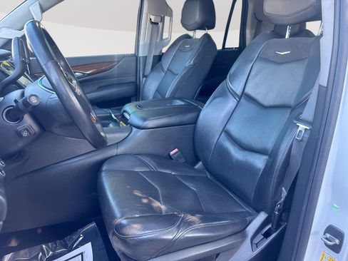 Used 2017 Cadillac Escalade Luxury AWD/4WD image 13