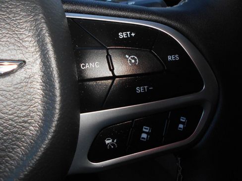 Used 2024 Chrysler Pacifica Touring-L FWD image 19