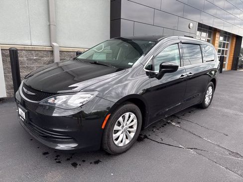 Used 2017 Chrysler Pacifica Touring w/ Tire & Wheel Group FWD image 2