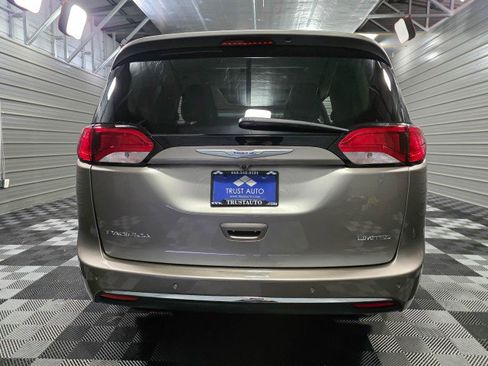 Used 2017 Chrysler Pacifica Limited image 6