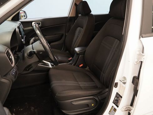 Used 2021 Hyundai Venue image 3