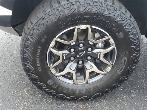 Used 2023 Chevrolet Colorado ZR2 w/ LPO, Tailgate Decal Package image 5