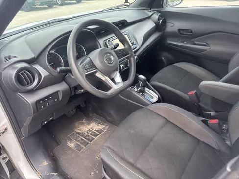 Used 2020 Nissan Kicks S image 9