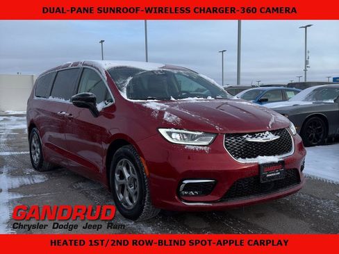 Used 2024 Chrysler Pacifica Limited image 1