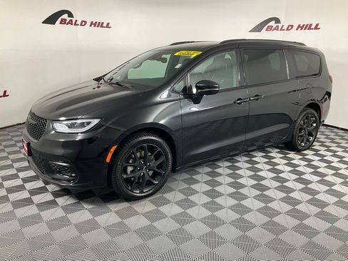 Used 2021 Chrysler Pacifica Limited w/ Uconnect Theater Family Group image 3