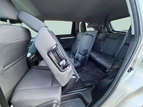 Used 2015 Toyota Highlander LE AWD/4WD image 21
