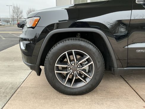 Used 2020 Jeep Grand Cherokee Laredo w/ 18" Wheel & 8.4" Radio Group image 25
