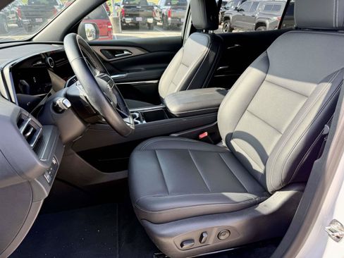 Used 2026 Chevrolet Traverse LT FWD image 4
