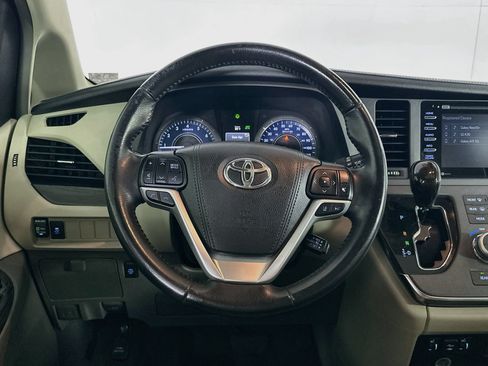 Used 2018 Toyota Sienna XLE FWD image 17