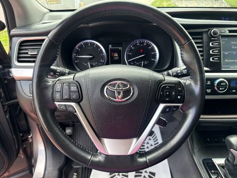Used 2017 Toyota Highlander XLE AWD/4WD image 15