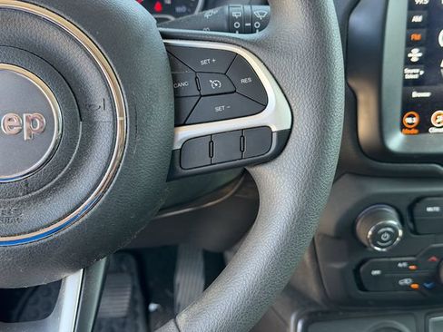 Used 2023 Jeep Renegade Latitude AWD/4WD image 12
