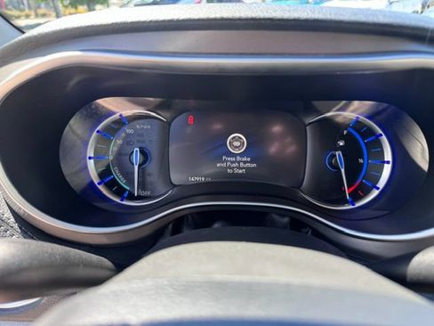 Used 2018 Chrysler Pacifica Limited w/ Advanced Safetytec Group FWD image 10