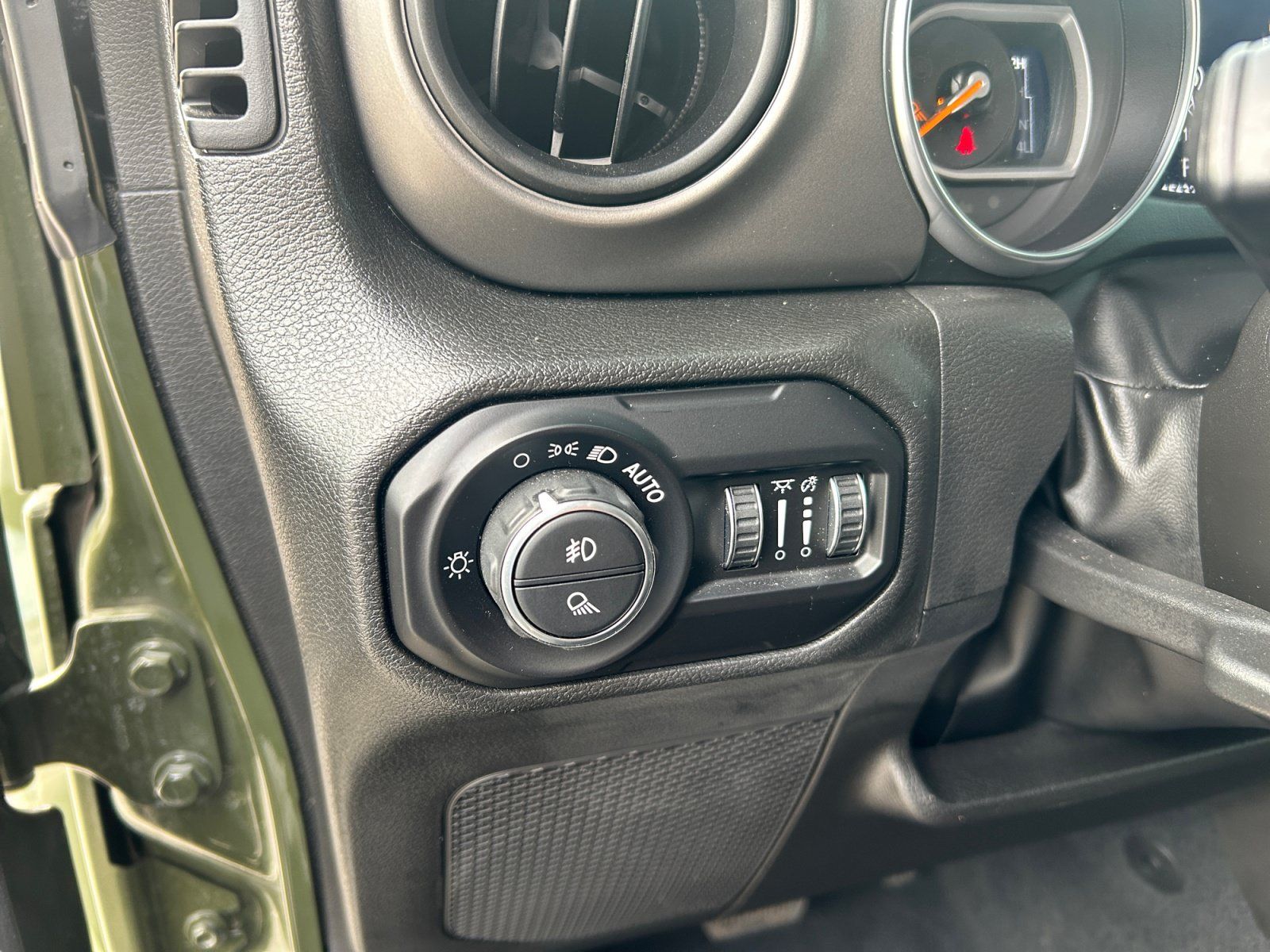 Used 2022 Jeep Gladiator Sport AWD/4WD image 14