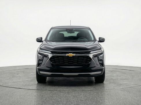 Used 2025 Chevrolet Trax LT w/ LT Convenience Package FWD image 2