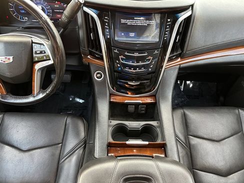 Used 2019 Cadillac Escalade Luxury RWD image 11