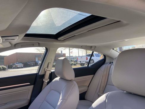 Used 2022 Nissan Altima 2.5 SV w/ SV Premium Package image 3