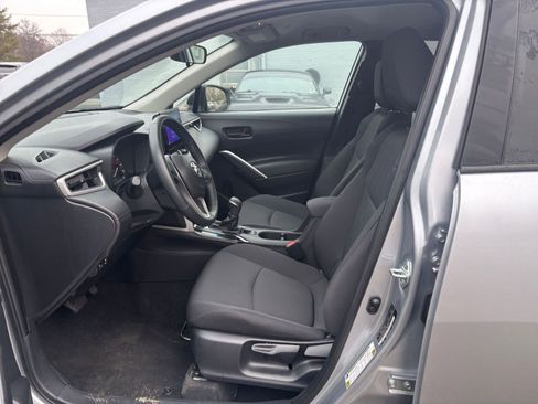 Used 2025 Toyota Corolla Cross LE image 24