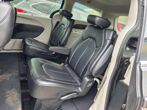 Used 2023 Chrysler Pacifica Touring-L FWD image 7
