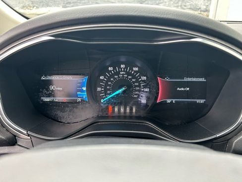 Used 2019 Ford Fusion SE image 2