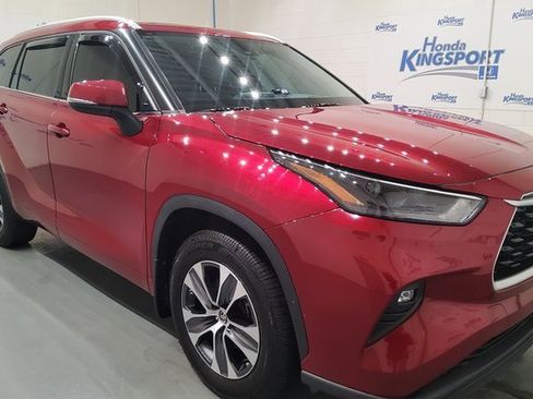 Used 2022 Toyota Highlander XLE image 2