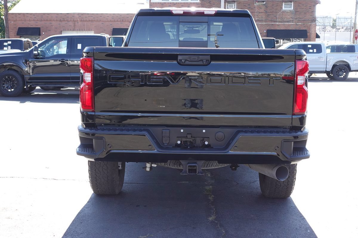 Used 2024 Chevrolet Silverado 2500 LT w/ Midnight Edition AWD/4WD image 9