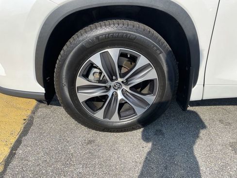 Used 2021 Toyota Highlander XLE AWD/4WD image 9