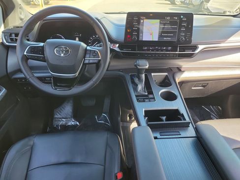 Used 2021 Toyota Sienna XSE w/ XSE Plus Package image 10